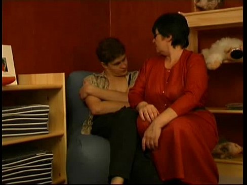 Tiener verleidt een mooie rijpe oma