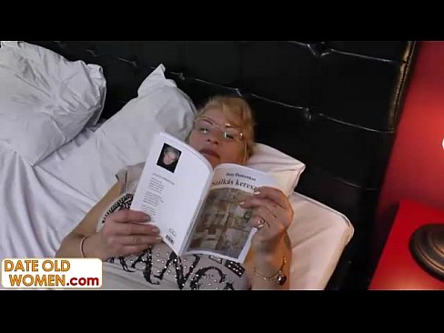 Oude oma heeft een mooie blonde kut