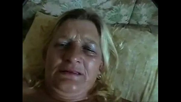 O genro gozou dentro da bucetada sogra e filmou para enviar para esposa