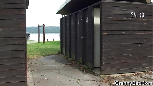 Hete seks in het openbaar met een rondborstige oma en een geile jongen