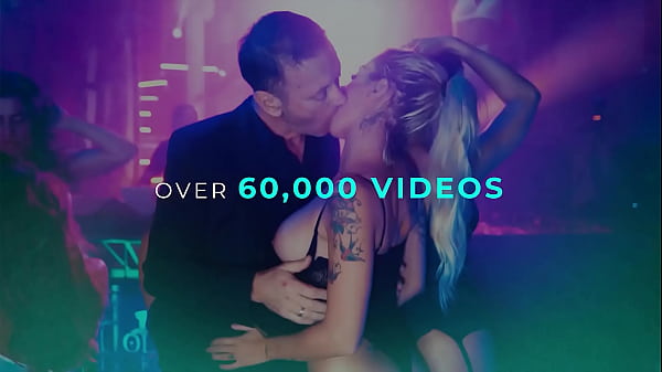 Kerel krijgt orale seks van oma Sofia Soleil met bril op