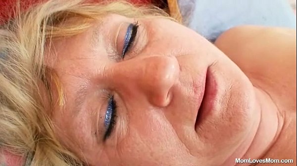 Vies oud poesje spreiden en masturberen